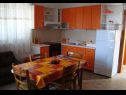 Appartements Nikša - 10 m from beach: A1 Narancasti(5), A2 Zeleni(3) Postira - Île de Brac  - Appartement - A1 Narancasti(5): cuisine salle à manger