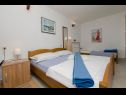 Appartements Vlado - cosy & afordable: SA1(2), A2(3), A3(5) Supetar - Île de Brac  - Appartement - A2(3): chambre &agrave; coucher