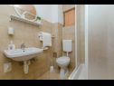 Appartements Vlado - cosy & afordable: SA1(2), A2(3), A3(5) Supetar - Île de Brac  - Studio appartement - SA1(2): salle de bain W-C