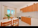 Appartements Sima - 100m from beach: A1(4+1), A2(2+2), A3(4+2), A4 (2+2) Mastrinka - Île de Ciovo  - Appartement - A1(4+1): cuisine salle à manger