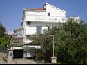 Appartements Ljuba - nice garden: A2(4+1) Plavi, A4(8+1), A1(2+2) Okrug Gornji - Île de Ciovo  - maison