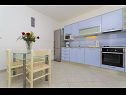 Appartements Ljuba - nice garden: A2(4+1) Plavi, A4(8+1), A1(2+2) Okrug Gornji - Île de Ciovo  - Appartement - A4(8+1): cuisine salle à manger