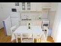 Appartements Ljuba - nice garden: A2(4+1) Plavi, A4(8+1), A1(2+2) Okrug Gornji - Île de Ciovo  - Appartement - A2(4+1) Plavi: cuisine salle à manger