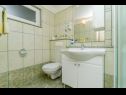 Appartements Ljuba - nice garden: A2(4+1) Plavi, A4(8+1), A1(2+2) Okrug Gornji - Île de Ciovo  - Appartement - A1(2+2): salle de bain W-C