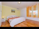 Appartements Ljuba - nice garden: A2(4+1) Plavi, A4(8+1), A1(2+2) Okrug Gornji - Île de Ciovo  - Appartement - A1(2+2): chambre &agrave; coucher