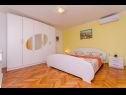 Appartements Ljuba - nice garden: A2(4+1) Plavi, A4(8+1), A1(2+2) Okrug Gornji - Île de Ciovo  - Appartement - A1(2+2): chambre &agrave; coucher