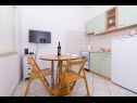 Appartements Ivica - garden terrace A1(2), A2(2+2) Slatine - Île de Ciovo  - Appartement - A1(2): cuisine salle à manger