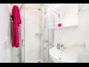 Appartements et chambres Bari - 10 km from airport: A1(2), A2(2), R2(2), R3(2), R4(2) Kupari - Riviera de Dubrovnik  - Appartement - A1(2): salle de bain W-C