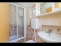 Appartements et chambres Bari - 10 km from airport: A1(2), A2(2), R2(2), R3(2), R4(2) Kupari - Riviera de Dubrovnik  - Appartement - A2(2): salle de bain W-C