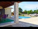Maisons de vacances Mary - with pool : H (8+1) Medulin - Istrie  - Croatie  - cour