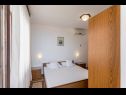 Appartements et chambres Vedra - free parking and close to the beach A1 (2+1), SA2 - B(2+1), C3 (2), D4 (2+1), E5 (2+1) Baska Voda - Riviera de Makarska  - Appartement - D4 (2+1): chambre &agrave; coucher