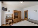 Appartements et chambres Vedra - free parking and close to the beach A1 (2+1), SA2 - B(2+1), C3 (2), D4 (2+1), E5 (2+1) Baska Voda - Riviera de Makarska  - Appartement - A1 (2+1): chambre &agrave; coucher