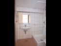Appartements Ante M - 100 m from beach: A1(4+2), A2(4+2), C3(2) Brela - Riviera de Makarska  - Appartement - C3(2): salle de bain W-C