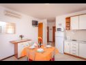 Appartements et chambres Led - near sea: SA1(2), A2(2+2), A3(2+2), R4(2), R5(2), A6(2+1), A7(2+2) Brela - Riviera de Makarska  - Appartement - A3(2+2): cuisine salle à manger