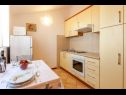 Appartements et chambres Led - near sea: SA1(2), A2(2+2), A3(2+2), R4(2), R5(2), A6(2+1), A7(2+2) Brela - Riviera de Makarska  - Appartement - A6(2+1): cuisine salle à manger