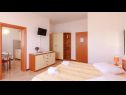 Appartements et chambres Led - near sea: SA1(2), A2(2+2), A3(2+2), R4(2), R5(2), A6(2+1), A7(2+2) Brela - Riviera de Makarska  - Appartement - A6(2+1): chambre &agrave; coucher