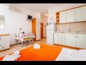 Appartements et chambres Led - near sea: SA1(2), A2(2+2), A3(2+2), R4(2), R5(2), A6(2+1), A7(2+2) Brela - Riviera de Makarska  - Appartement - A7(2+2): cuisine salle à manger