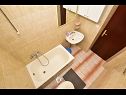 Appartements Pet - 300 m from beach: A1(5) Makarska - Riviera de Makarska  - Appartement - A1(5): salle de bain W-C