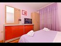 Appartements Pet - 300 m from beach: A1(5) Makarska - Riviera de Makarska  - Appartement - A1(5): chambre &agrave; coucher