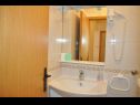 Appartements et chambres Ljuba - 130 meter from sea SA1(2), SA2(2+1), SA6(2+1), A4(2+1), R3(2+1), R7(2+1) Makarska - Riviera de Makarska  - Studio appartement - SA1(2): salle de bain W-C