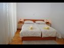Appartements et chambres Ljuba - 130 meter from sea SA1(2), SA2(2+1), SA6(2+1), A4(2+1), R3(2+1), R7(2+1) Makarska - Riviera de Makarska  - Appartement - A4(2+1): chambre &agrave; coucher