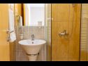 Appartements Gianni - modern & great location: SA1(2), A2(2+2), A3(2+2) Makarska - Riviera de Makarska  - Studio appartement - SA1(2): salle de bain W-C