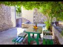 Maisons de vacances Ned H(4+1) Tucepi - Riviera de Makarska  - Croatie  - terrasse de jardin (maison et environs)