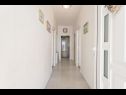 Appartements Anki - 15 m from sea: A1(4), A2(3), A3(2+1), A4 east(2+1) Zivogosce - Riviera de Makarska  - Appartement - A1(4): couloir
