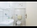 Appartements Anki - 15 m from sea: A1(4), A2(3), A3(2+1), A4 east(2+1) Zivogosce - Riviera de Makarska  - Appartement - A2(3): salle de bain W-C