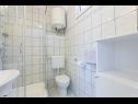 Appartements Anki - 15 m from sea: A1(4), A2(3), A3(2+1), A4 east(2+1) Zivogosce - Riviera de Makarska  - Appartement - A2(3): salle de bain W-C