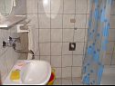 Appartements Dragan - Economy Apartments: A1 Veci (4+1), A2 Manji (4+1) Jezera - Île de Murter  - Appartement - A2 Manji (4+1): salle de bain W-C