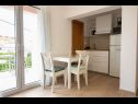 Appartements Mir - close to beach: SA1(2), SA2(2), SA3(2+1), SA4(2), A5(4) Duce - Riviera de Omis  - Studio appartement - SA3(2+1): cuisine salle à manger