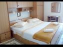 Maisons de vacances Marus - town center H(6) Omis - Riviera de Omis  - Croatie  - H(6): chambre &agrave; coucher