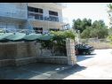 Appartements AnteV - 80m from the sea with parking: A2(6) Baie Kanica (Rogoznica) - Riviera de Sibenik  - Croatie  - cour