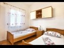 Appartements Branka - 30 m from beach: A1 zeleni(4+1), A2 žuti(4+1) Baie Kanica (Rogoznica) - Riviera de Sibenik  - Croatie  - Appartement - A2 žuti(4+1): chambre &agrave; coucher