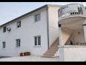 Appartements Mat - 100 m from sea: A1 Plavi(2+2), A2 Zeleni(4), A3 Bijeli(2+1), SA4 Crveni(2) Srima - Riviera de Sibenik  - maison