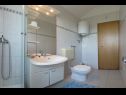 Appartements Ana - quiet and peaceful: A1(4+1), A2(4+1) Maslinica - Île de Solta  - Appartement - A2(4+1): salle de bain W-C
