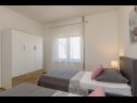 Appartements Vana - 400 m from beach: A1(4+1) Kastel Novi - Riviera de Split  - Appartement - A1(4+1): chambre &agrave; coucher