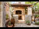 Maisons de vacances Peace - rustic and dalmatian stone: H(7+3) Kastel Sucurac - Riviera de Split  - Croatie  - komin (maison et environs)