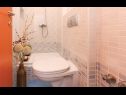 Maisons de vacances Peace - rustic and dalmatian stone: H(7+3) Kastel Sucurac - Riviera de Split  - Croatie  - H(7+3): salle de bain W-C