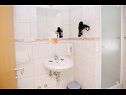Appartements et chambres Anka - with open jacuzzi: SA4(2), SA2(2), R1(2), R3(2), R5(2) Podstrana - Riviera de Split  - Chambre - R1(2): salle de bain W-C