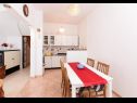 Appartements Knez 1 - 50 m from beach: A3(4) Podstrana - Riviera de Split  - Appartement - A3(4): cuisine salle à manger