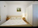 Appartements Marija - 120 m from the beach : A1(4+1), SA3(2) Podstrana - Riviera de Split  - Appartement - A1(4+1): chambre &agrave; coucher