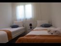 Appartements Ivo - free parking & BBQ: A1(6) Sinj - Riviera de Split  - Appartement - A1(6): chambre &agrave; coucher