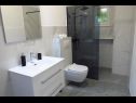 Appartements Ivo - free parking & BBQ: A1(6) Sinj - Riviera de Split  - Appartement - A1(6): salle de bain W-C