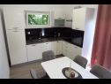 Appartements Ivo - free parking & BBQ: A1(6) Sinj - Riviera de Split  - Appartement - A1(6): cuisine salle à manger