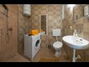 Appartements Zdrav - with big terrace: A1(4) Split - Riviera de Split  - Appartement - A1(4): salle de bain W-C
