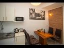Appartements Zdrav - with big terrace: A1(4) Split - Riviera de Split  - Appartement - A1(4): cuisine salle à manger