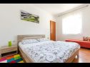 Appartements Jurica - 300 m from sea: A1 Lea(2+1), A2 Roko(2+1) Split - Riviera de Split  - Appartement - A1 Lea(2+1): chambre &agrave; coucher