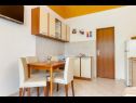 Appartements Jurica - 300 m from sea: A1 Lea(2+1), A2 Roko(2+1) Split - Riviera de Split  - Appartement - A1 Lea(2+1): cuisine salle à manger